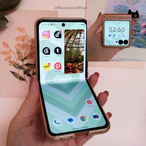 Green Gradient Heart Galaxy Z Flip Motorola Razr Wallpaper | Girly Y2K Vibes | Instant Digital Download | Cute Phone Background
