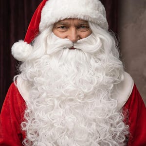 Op de afbeelding: Een portret van de Kerstman, gekleed in een rood fluwelen pak en hoed met witte bontafwerking. Hij heeft een lange, krullende witte baard en snor. De achtergrond is een donkere, gedempte kleur.