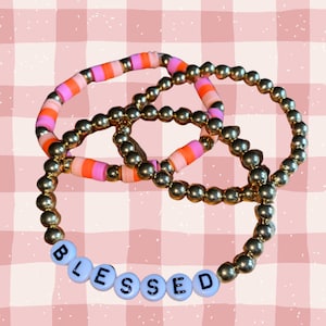 Personalisierte Gold Perlenarmband Stapel |Benutzerdefinierte 'Blessed' Buchstaben Perlen| Inspirierendes Gold Perlen Armband Set|Armbänder Geschenk für Sie
