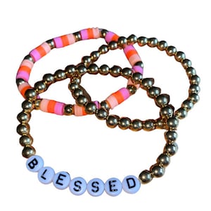 Benutzerdefinierte Gold Perlenarmband-Stapel | Personalisierte 'Blessed' Buchstabenperlen | Inspirierende Stapelarmbänder | Gold Perlen Schmuck Geschenk für sie