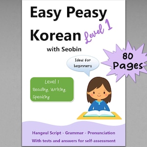 Könnte beinhalten: Ein farbenfroher Buchumschlag für ein koreanisches Sprachlernbuch mit dem Titel "Easy Peasy Korean Level 1 with Seobin". Der Umschlag zeigt eine Comic-Illustration eines Mädchens, das an einem Schreibtisch sitzt und ein Buch liest. Das Buch wird als ideal für Anfänger beschrieben und umfasst 80 Seiten mit Hangeul-Schrift, Grammatik und Aussprache. Es enthält auch Tests und Antworten zur Selbsteinschätzung.