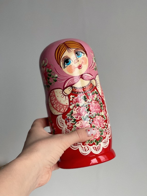 Magnifique Poupée Russe Matriochka Roses – Fabriquée à Serguiev Possad (5 Pièces)