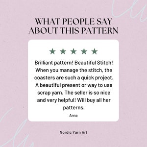 Puede incluir: Una rese&ntilde;a de cinco estrellas para un patr&oacute;n de crochet. La rese&ntilde;a dice: "&iexcl;Patr&oacute;n brillante! &iexcl;Puntada hermosa! Cuando dominas la puntada, las posavasos son un proyecto tan r&aacute;pido. Un hermoso regalo o una forma de usar hilo de desecho. La vendedora es tan amable y muy servicial. &iexcl;Comprar&eacute; todos sus patrones!" La rese&ntilde;a est&aacute; firmada por "Anna" y el nombre de la empresa es "Nordic Yarn Art".