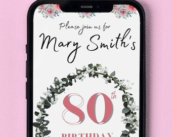 Può includere: Un invito digitale sullo schermo di uno smartphone con un design a corona di fiori. L'invito è per l'80° compleanno di Mary Smith. La festa si terrà sabato 1 giugno dalle 15:00 alle 18:00 presso The Smith home, 2234 Lurrel Street, San Diego, CA 92101. Per favore, conferma la tua presenza a Jane tramite SMS al 239.339.3378.