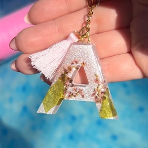 Llavero floral con nombre personalizado hecho a mano, etiqueta con nombre de resina con flor rosa real, llavero con borla, regalo personalizado, idea de regalo de dama de honor para grupo