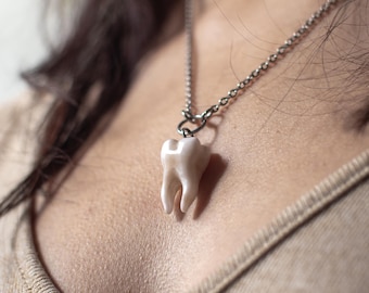 Collana con dente: stile dark, stregonesco, ciondolo gotico
