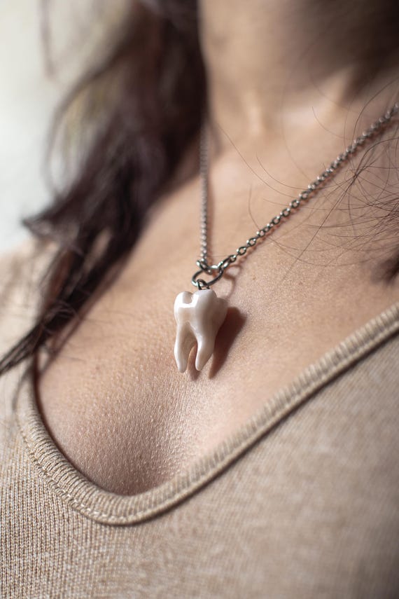 Collana con dente: stile dark, stregonesco, ciondolo gotico