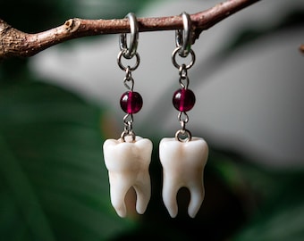 Orecchini a forma di dente: stile dark, stregonesco, gotico