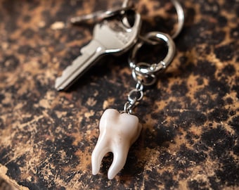 Portachiavi in resina con dente, stile dark, stregonesco, gotico