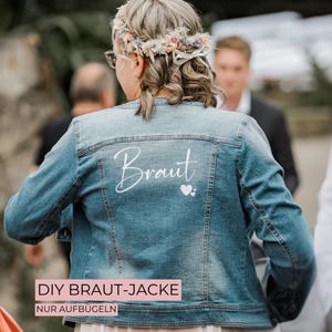 Könnte beinhalten: Hellblaue Jeansjacke mit dem Wort "Braut" in weißer Schrift auf dem Rücken und einem Herzdesign. Die Jacke ist Teil eines DIY-Projekts, wie der Text unten zeigt.