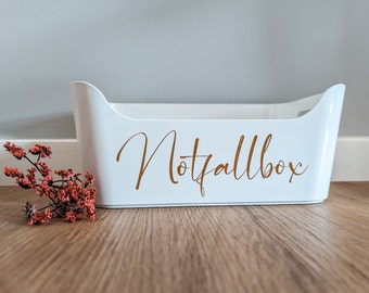 Aufkleber Notfallbox Hochzeit - Mit selbstklebendem Schriftzug den Notfallkorb für die Hochzeit selbst basteln.