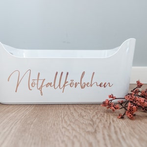 Aufkleber Notfallkörbchen Hochzeit- Mit selbstklebendem Schriftzug den Notfallkörbchen für die Hochzeit selbst basteln.