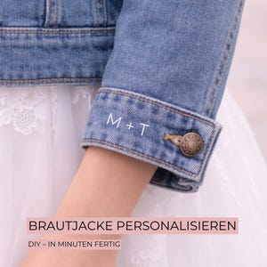 Könnte beinhalten: Ein Set aus drei Keramikbechern mit gesprenkelter, matter Oberfläche. Die Becher sind in den Farben Creme, Hellgrau und Dunkelgrau gehalten. Jeder Becher hat ein schlichtes, minimalistisches Design, ideal für Kaffee oder Tee.
