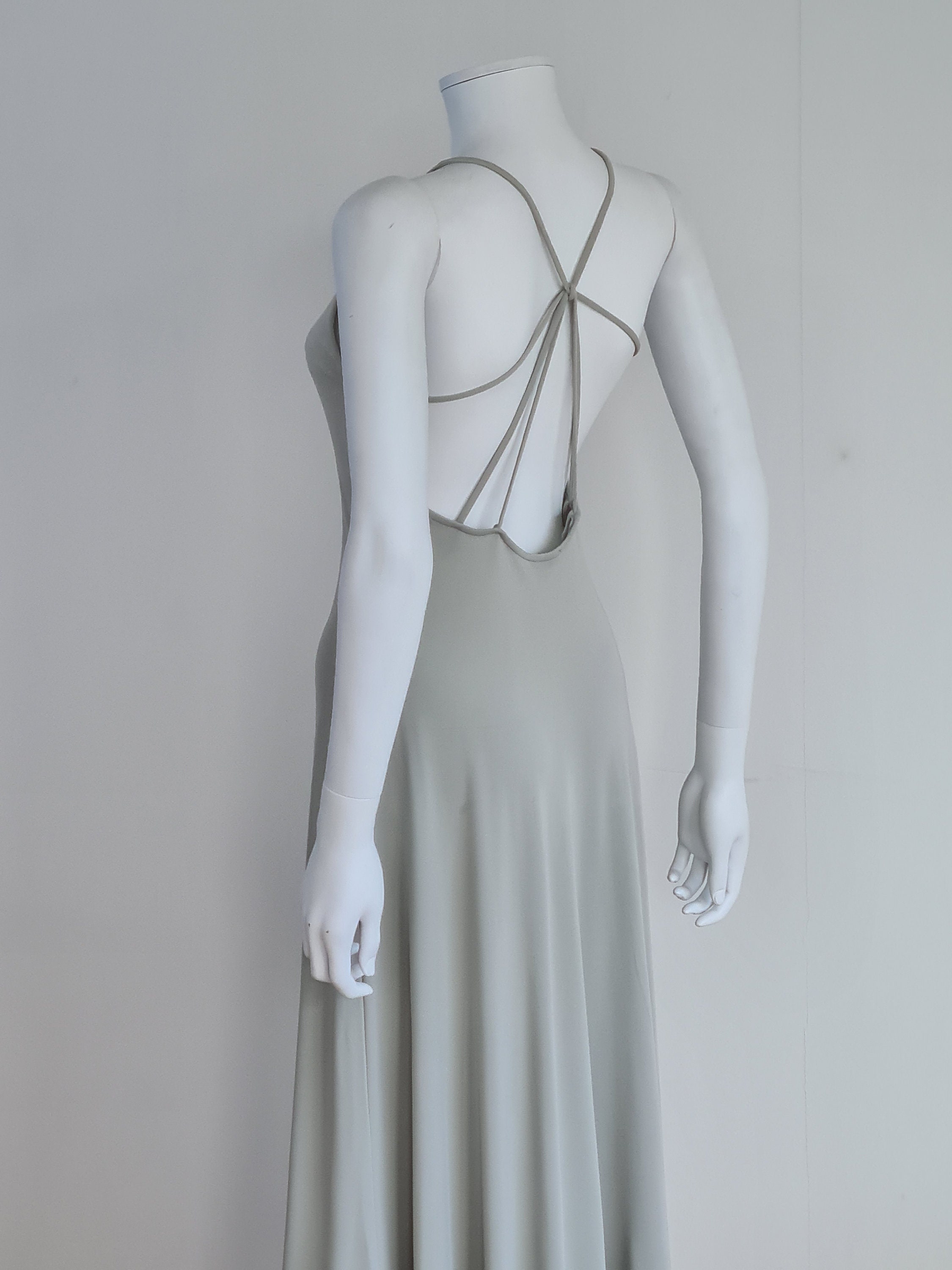 Giorgio Armani S S 1996 defile robe en jersey gris perle avec dos seduisant mode des annees 90 Etsy France