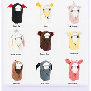 K&ouml;nnte beinhalten: Eine Sammlung von neun Pl&uuml;sch-Sturmhauben mit Tier- und Kreaturendesigns, darunter eine schwarze Fledermaus, eine gelbe Ente, ein rosa Einhorn, ein wei&szlig;er Hase, ein brauner B&auml;r, eine gelbe Katze, ein brauner Dinosaurier, ein blauer Teufel und ein roter Hummer.