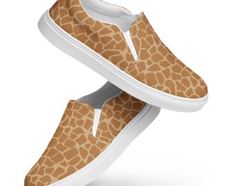 Giraffe Printed Canvas Shoes for Men, Giraffe Lover Gift, Comfy AOP Streetwear Slip-On Low-Top Shoes, Cool Beach Canvas Sneakers Footwear