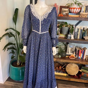 Vintage Gunne Sax van Jessica San Francisco Prairiejurk | Marineblauwe bloemenprint en kanten rand | Maxi-jurk van Cottagecore uit de jaren 70, klein medium
