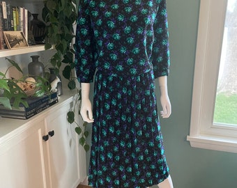 Vibrant Floral L or XL Dress 80s Puffy Shoulders Blouson Top Pleated Skirt 3/4 Sleeve Black Purple Green Roses