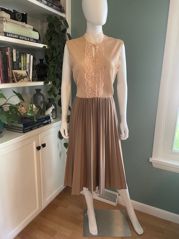 Beautiful Lace Keyhole Neckline Pleated 70s Dress 