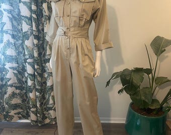 Mono de trabajo estilo militar vintage de los años 80 y 90, color caqui, modelo Act I, estilo "oficial". Talla pequeña.