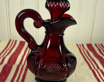 Jarra/Garrafa Vintage Avon Cape Cod em Vidro Vermelho Rubi - Coleção 1876 - Decantador Pequeno de 150ml com Tampa - Estilo Gótico Grandmillennial