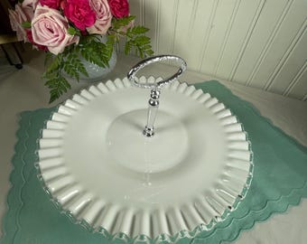 Soporte para postres vintage Fenton de cristal con volantes y mango plateado, bandeja para servir en cristal blanco con leche, regalo para bodas y anfitrionas.
