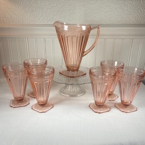 Juego de agua vintage de cristal rosa Dogwood de MacBeth Evans de la década de 1930, estilo Depression Glass: jarra y 6 vasos con base, con diseño floral de flor de manzano.