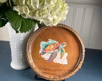 Vintage handgemaakte houten vangschaal met geweven rand en zeeschildpaddetail