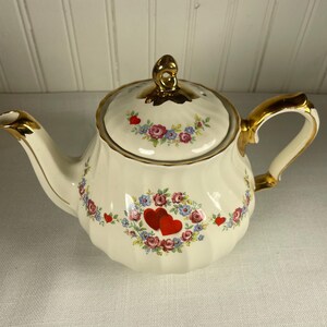 Théière Sadler England vintage des années 40 et 50, deux coeurs et motif de couronne de fleurs doré doré Cottagecore Grandmillennial