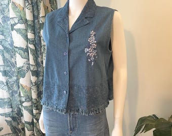 Vintage 220 Hickory mouwloos lichtgewicht denim vestje met geborduurde bloemen en franjes aan de zoom, maat Medium