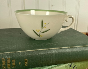 Xícara de chá vintage Franciscan Fine China Westwood - Xícara de chá rasa com pé para reposição, padrão Folhas Verdes Mimosa, cerâmica californiana de meados do século XX.