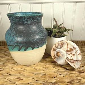 Wazon Vintage Studio Pottery z turkusową glazurą, sygnowany garnek ceramiczny toczony na kole rzemieślniczym, eklektyczny wystrój domu w stylu boho i ziemistym