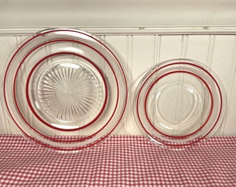 Juego de 8 platos de vidrio vintage de la década de 1950, en rojo avellana Atlas y blanco, con rayas de caramelo: 4 para ensalada y 4 para pan.