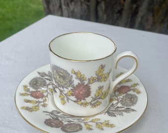 Zabytkowa filiżanka i spodek do herbaty Wedgwood Lichfield Tea Demitasse z połowy XX wieku z porcelany kostnej z kwiatowym wzorem, wyprodukowana w Anglii