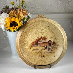 Plato de cerámica vintage pintado a mano con escena de granero / Estilo rústico otoñal de granja primitiva del oeste americano de los años 70-80