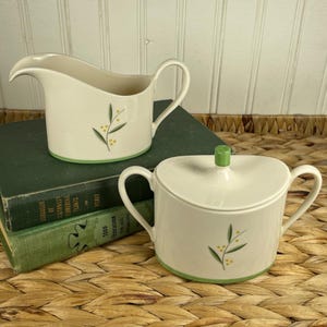 Set vintage anni '50 Franciscan Fine China Westwood composto da lattiera e zuccheriera con coperchio, ceramica californiana in stile Mid-Century Modern con motivo a foglie di mimosa verdi.