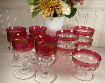 Set di 9 bicchieri da vino, calici e piatti per sorbetto in vetro rosso rubino vintage con impronta del pollice del re, cocktail di metà secolo, dessert iridescenti