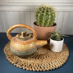 Tetera de cerámica de estudio firmada por Amy Thorne, tetera de gres vintage hecha a mano con asa superior, esmalte verde salvia marrón terroso de Colorado.