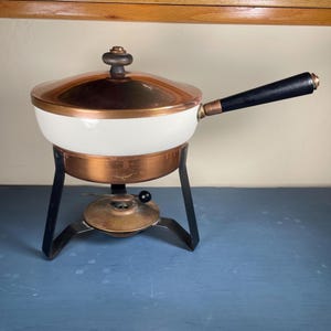 Vintage Fondue-Set aus Kupfer und Keramik aus den 60er/70er Jahren mit schmiedeeisernem Ständer und Brenner, Mid-Century-Rechaud-Kochgeschirr, geprägtes Wappenschild
