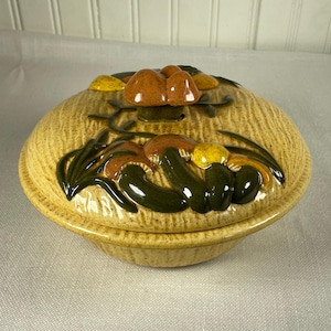 Plato redondo con tapa, escultural, de los años 80, firmado por Phyl 81, con tapa de seta 3D amarilla moteada, estilo cottagecore.