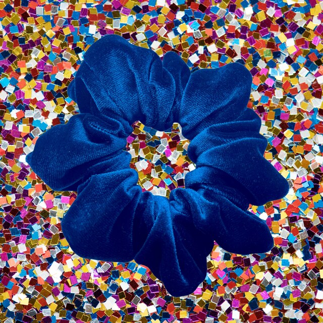 Shop Karyn In LA Amy Bow Velvet Scrunchie In Navy - Fast Shipping