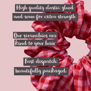 Pu&ograve; includere: Uno scrunchie a quadri rossi e rosa. Lo scrunchie &egrave; realizzato con elastico di alta qualit&agrave; ed &egrave; incollato e cucito per una maggiore resistenza. Il testo "I nostri scrunchies sono delicati sui tuoi capelli" e "Spedizione veloce; confezionato con cura." &egrave; scritto sull'immagine.