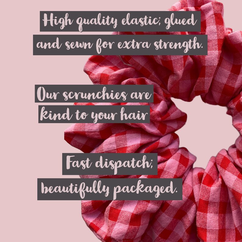 Pu&ograve; includere: Uno scrunchie a quadri rossi e rosa. Lo scrunchie &egrave; realizzato con elastico di alta qualit&agrave; ed &egrave; incollato e cucito per una maggiore resistenza. Il testo "I nostri scrunchies sono delicati sui tuoi capelli" e "Spedizione veloce; confezionato con cura." &egrave; scritto sull'immagine.