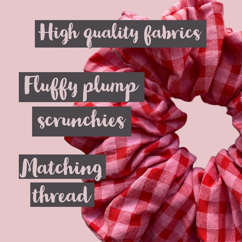 Pu&ograve; includere: Un elastico per capelli in tessuto gingham rosso e rosa con il testo "High quality fabrics", "Fluffy plump scrunchies" e "Matching thread".