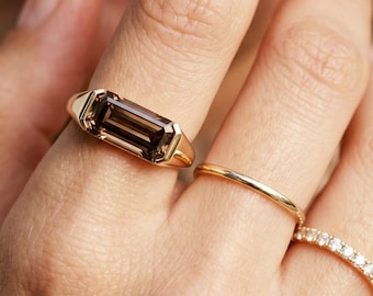 1.22Ct. Champagner Smaragdschliff Diamantring, längliche halbe Lünette, Verlobungs- / Statementring aus massivem Gold