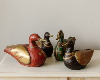 Leurres de canard fabriqués à la main avec des accents de laiton et de cuivre, ornements d’oiseaux en bois sculptés à la main, décoration vintage extérieure et figurines