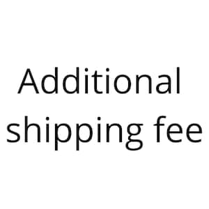 Puede incluir: Texto negro sobre fondo blanco que dice "Additional shipping fee". El texto está en una fuente sencilla, sans-serif. La imagen es un gráfico simple.