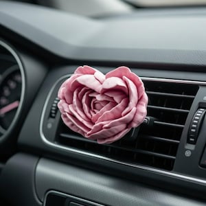 Muttertagsgeschenk: Herzförmiger Auto-Lufterfrischer mit Pfingstrosen- und Rosenduftclip – Duftende ätherische Öle und Blumen - Geschenk für sie