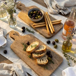 Può includere: Un set di tre tazze in ceramica con finitura opaca e macchiettata. Le tazze sono nei toni del crema, grigio chiaro e grigio scuro. Ogni tazza ha un design semplice e minimalista, perfetto per caffè o tè.