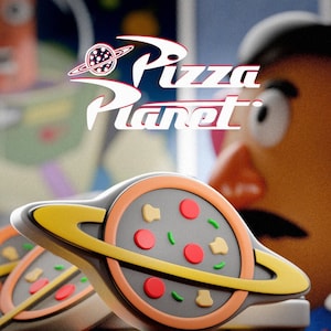 Puede incluir: Un modelo impreso en 3D del logotipo de Pizza Planet de la película Toy Story. El logotipo es una pizza con un anillo amarillo a su alrededor, que representa a Saturno. El modelo está sobre una base negra con el texto "PATREON.COM/ABYSSMOWORKSHOP" y "Modelos gratuitos, descuentos, licencia de venta y más".